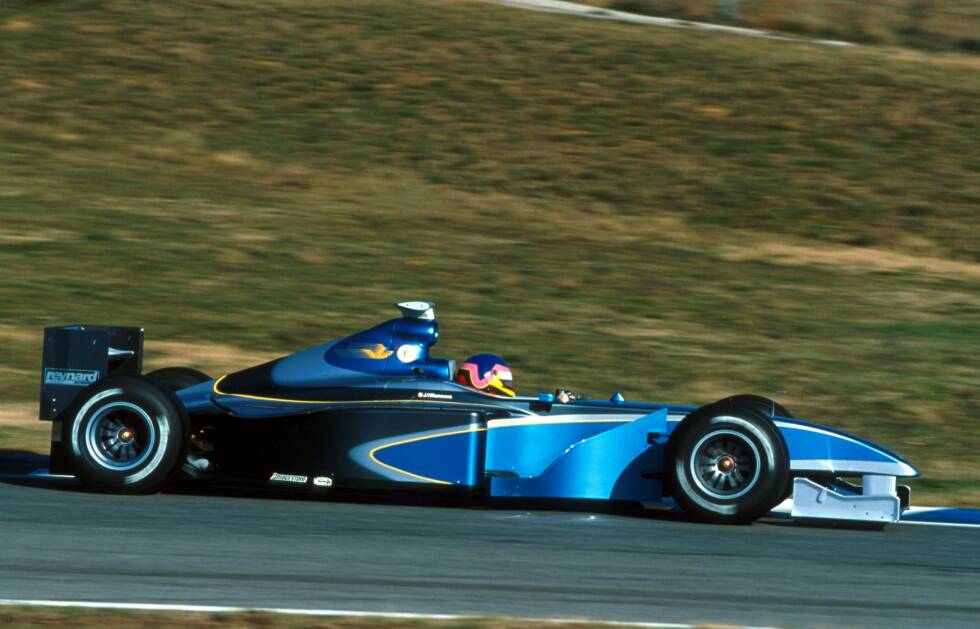 Foto zur News: ... 1999 British American Racing (BAR) bei seinen ersten Testfahrten hin: mit Metallic-Blau und Schwarz, ganz ohne Sponsoren. Später stellt das Team zwei unterschiedlich lackierte Rennautos vor, doch da spielt die FIA nicht mit und ...