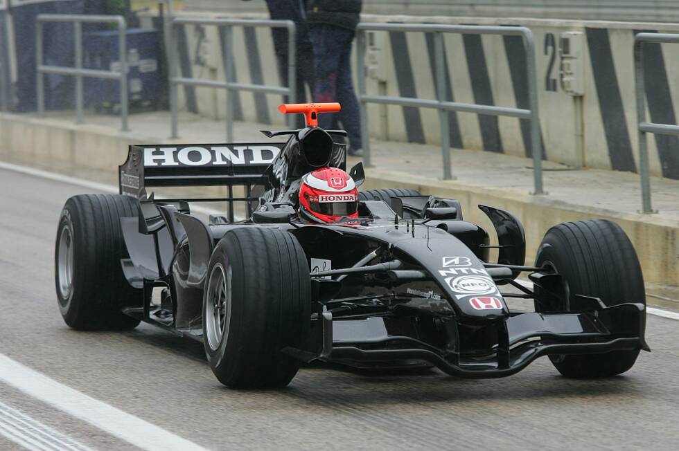 Foto zur News: ... 2007 der Wandel bei Honda aus: Bei den Testfahrten rücken die Fahrer mit ganz schwarzen Autos aus, nur um ...