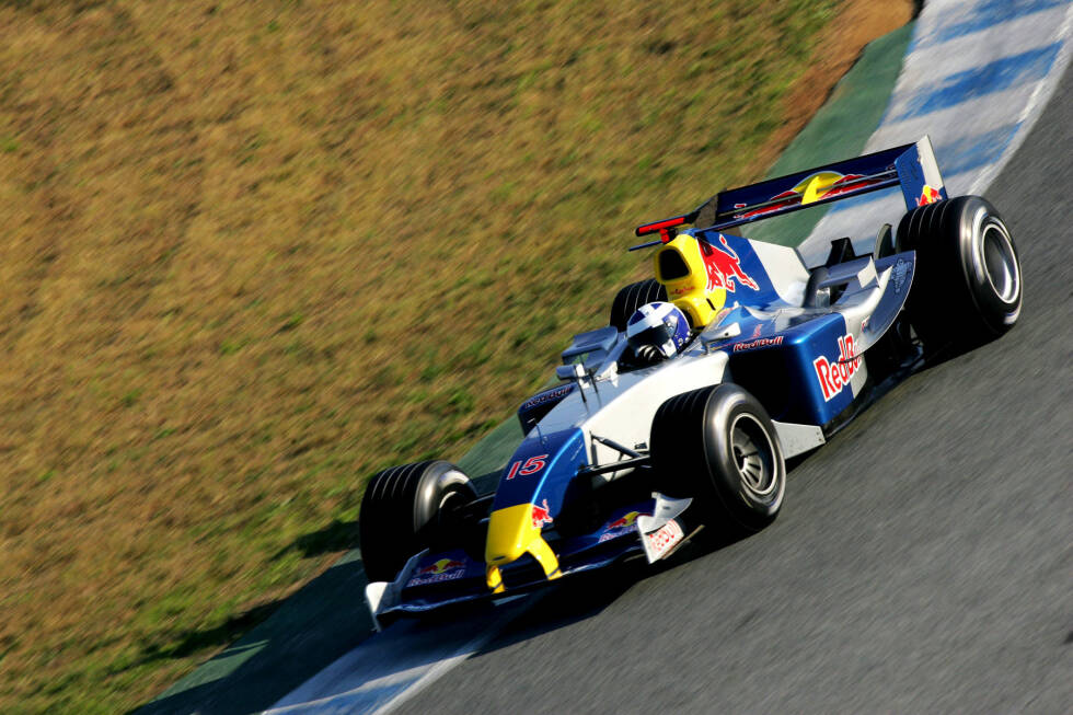 Foto zur News: ... Red Bull überdenkt seine Farben nochmals, bevor es ernst wird: Als &quot;rollende Dose&quot; und mit dem Jaguar-Auto werden 2004 die ersten Tests absolviert, 2005 steht ...