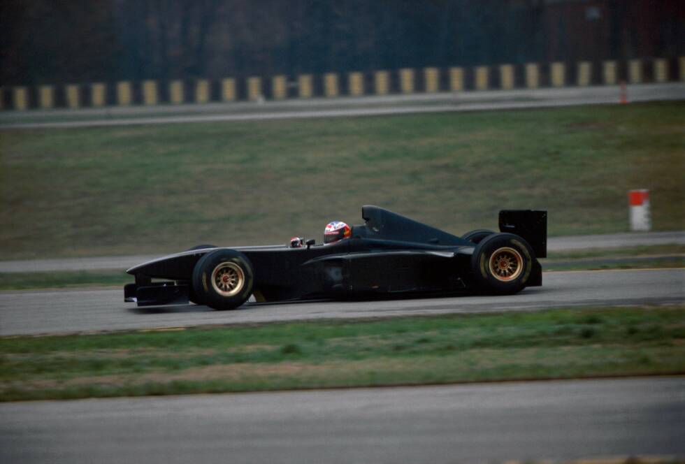 Foto zur News: ... Michael Schumacher im Ferrari F300, der 1997 kurz vor Weihnachten erstmals auf die Strecke geht, und das in Schwarz. Es handelt sich schon um das Ferrari-Rennauto für 1998, das dann ...