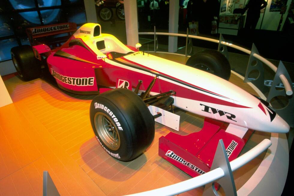 Foto zur News: ... die Reifenhersteller: Der Testwagen des 1997 neuen Formel-1-Reifenzulieferers Bridgestone ist ein in die Farben des japanischen Konzerns getauchter Footwork - und fährt natürlich keine Rennen. Auch ...