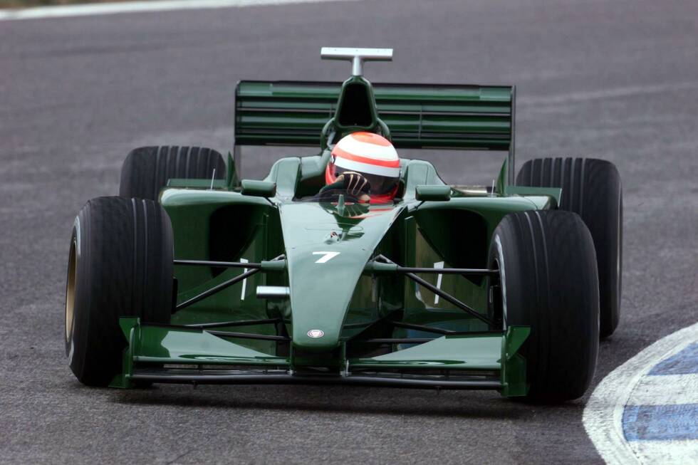 Foto zur News: ... präsentiert sich 2000 auch der Jaguar R1 bei ersten Testfahrten, doch dabei bleibt es nicht. Das Team schminkt sich ...
