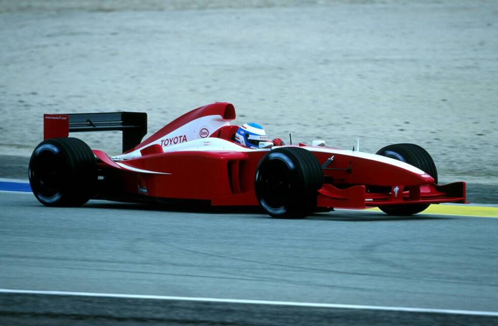 Foto zur News: ... für Toyota, das 2001 seinen Formel-1-Einstieg für 2002 vorbereitet und mit Rot und Weiß auf die Strecke geht. Beim ersten Rennen aber ...