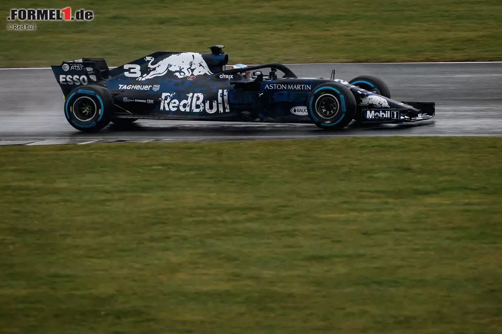 ... 2018 mit Camouflage-Optik bei den ersten Probefahrten mit den neuen Fahrzeugen, um die Rivalen zu täuschen. Für die Rennen aber schmeißt sich das Team in ... Foto zur News: ... 2018 mit Camouflage-Optik bei den ersten Probefahrten mit den neuen Fahrzeugen, um die Rivalen zu täuschen. Für die Rennen aber schmeißt sich das Team in ...