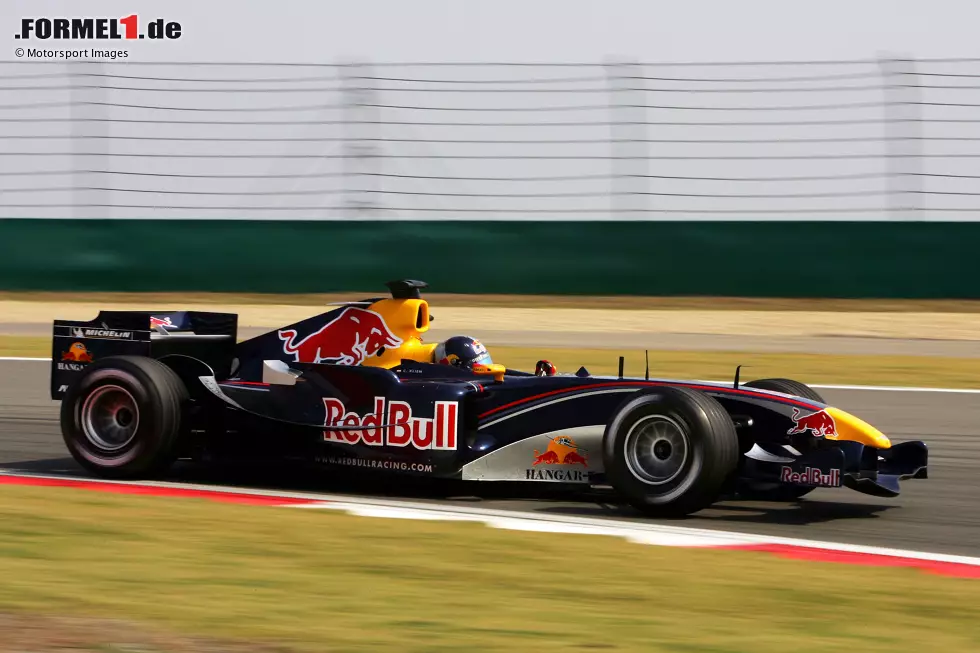 ... das Team dann in dem Design in der Startaufstellung, das wir heute als "klassische Red-Bull-Farben" kennen. Für Aufsehen sorgt Red Bull ... Foto zur News: ... das Team dann in dem Design in der Startaufstellung, das wir heute als "klassische Red-Bull-Farben" kennen. Für Aufsehen sorgt Red Bull ...