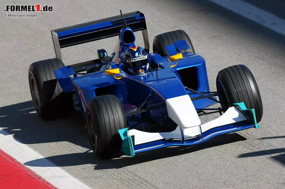 ... rückt 2003 das Sauber-Team aus und tritt zu den ersten Tests ganz ohne Sponsorenkleber an. Das ändert sich wenige Tage später und ... Foto zur News: ... rückt 2003 das Sauber-Team aus und tritt zu den ersten Tests ganz ohne Sponsorenkleber an. Das ändert sich wenige Tage später und ...