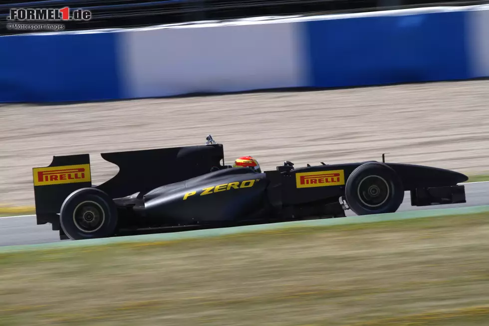 ... Pirelli bestreitet mit seinem Testträger nur einzelne Probefahrten. Zum Einsatz kommen bis Ende 2011 ein Toyota von 2009 sowie ab 2012 ein Renault von 2010. Und apropos Renault: Als ... Foto zur News: ... Pirelli bestreitet mit seinem Testträger nur einzelne Probefahrten. Zum Einsatz kommen bis Ende 2011 ein Toyota von 2009 sowie ab 2012 ein Renault von 2010. Und apropos Renault: Als ...