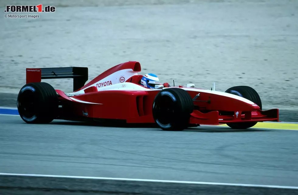 ... für Toyota, das 2001 seinen Formel-1-Einstieg für 2002 vorbereitet und mit Rot und Weiß auf die Strecke geht. Beim ersten Rennen aber ... Foto zur News: ... für Toyota, das 2001 seinen Formel-1-Einstieg für 2002 vorbereitet und mit Rot und Weiß auf die Strecke geht. Beim ersten Rennen aber ...
