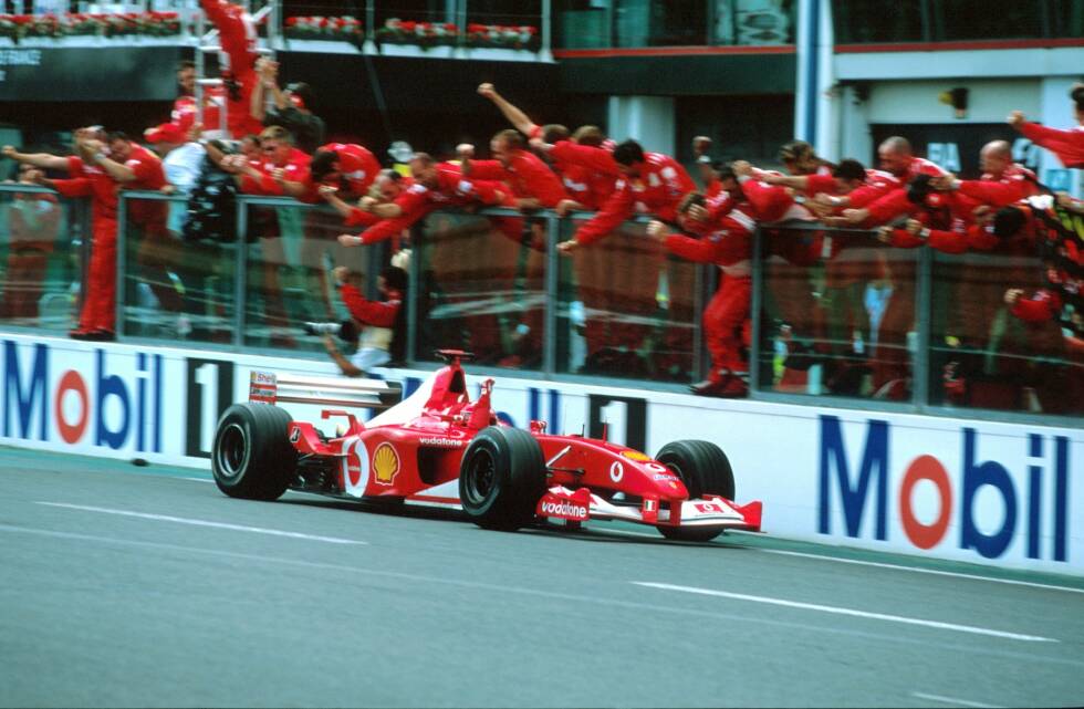 Foto zur News: In Magny-Cours sorgt Michael Schumacher (Ferrari) 2002 für den frühesten Titelgewinn eines Fahrers in der Geschichte. Am 21. Juli und nach nur elf von 17 WM-Läufen ist dem Kerpener seine fünfte Krone nicht mehr zu nehmen.