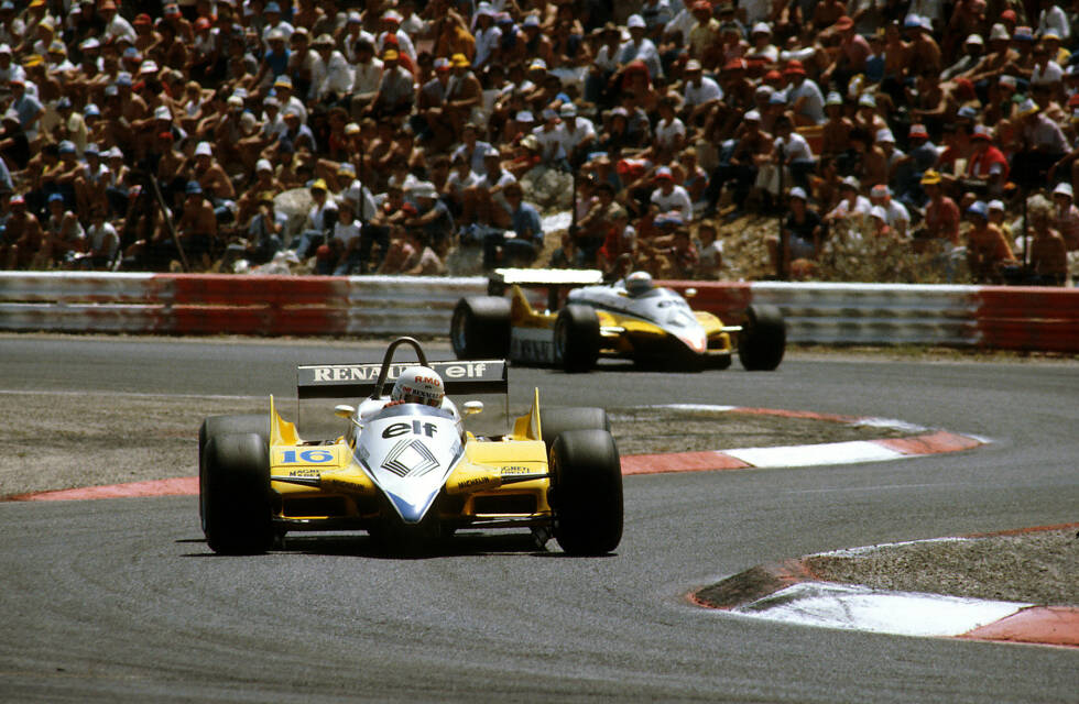 Foto zur News: Alain Prost (Renault) holt 1981 den ersten seiner 51 Formel-1-Siege und läutet eine goldene Ära für Frankreich ein. Im Folgejahr belegt die &quot;Grande Nation&quot; die ersten vier Plätze, doch es kommt zu einem Eklat. Arnoux soll eine Renault-Teamorder pro Prost missachtet haben. Die Stimmung ist fortan vergiftet.