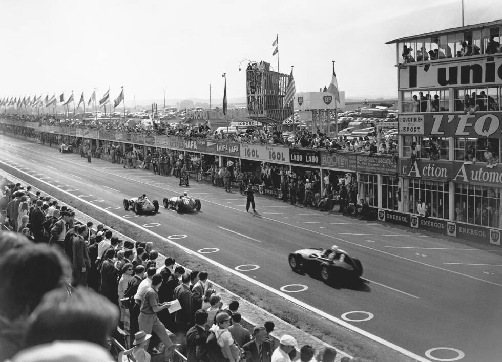 Foto zur News: Als 1958 der Italiener Luigi Musso (Ferrari) bei einem Unfall stirbt, bestreitet Fangio in Reims sein letztes Formel-1-Rennen. Der angehende Weltmeister Mike Hawthorn (Ferrari) überrundet den Argentinier in einem veralteten Maserati kurz vor Schluss, lässt ihn aus Respekt aber wieder passieren.