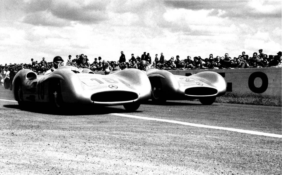 Foto zur News: Eine der knappsten Zielankünfte der Historie gibt es 1954 ebenfalls in Reims, als sich Fangio (Mercedes) mit 0,1 Sekunden Vorsprung (dem knappsten damals messbaren Unterschied) gegen seinen Teamkollegen Karl Kling durchsetzt. Das Chaos-Rennen beenden nur sechs von 22 Teilnehmern.