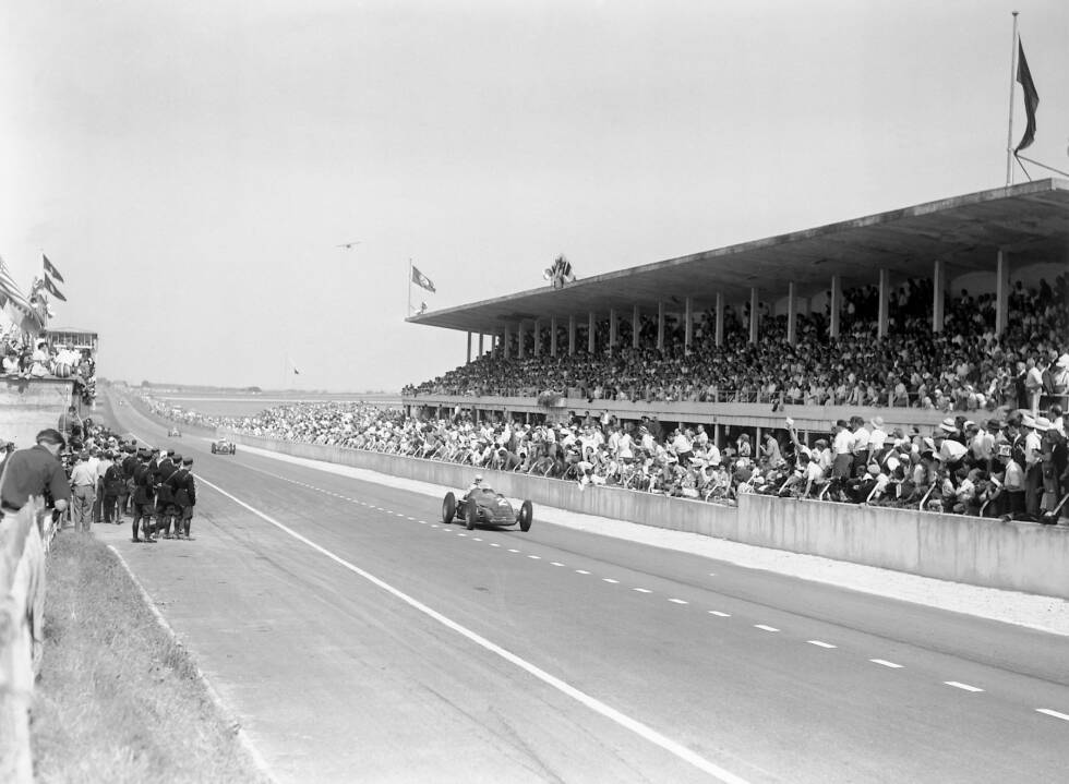 Foto zur News: Als 1950 die Formel 1 in ihre erste Saison geht, ist auch Frankreich mit von der Partie. In Reims-Gueux in der Champagne siegt Juan Manuel Fangio (Alfa Romeo) in dem nach Wegstrecke längsten je von der Formel 1 bestrittenen Rennen: 500,160 Kilometer, zurückgelegt in 2:57:58,8 Stunden.