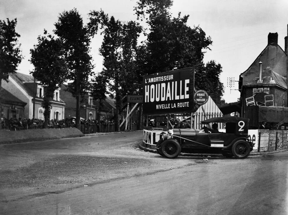 Foto zur News: Nach dem ersten Weltkrieg gibt es im weitgehend zerstörten Frankreich kaum Rennen, doch ab den Zwanzigerjahren werden an später legendären Orten wie Le Mans, Le Castellet, Pau, Dijon-Prenois, Rouen-Les-Essart und Magny-Cours wieder Rennen auf öffentlichen Straßen gefahren. Der Mythos Bugatti wird geboren.
