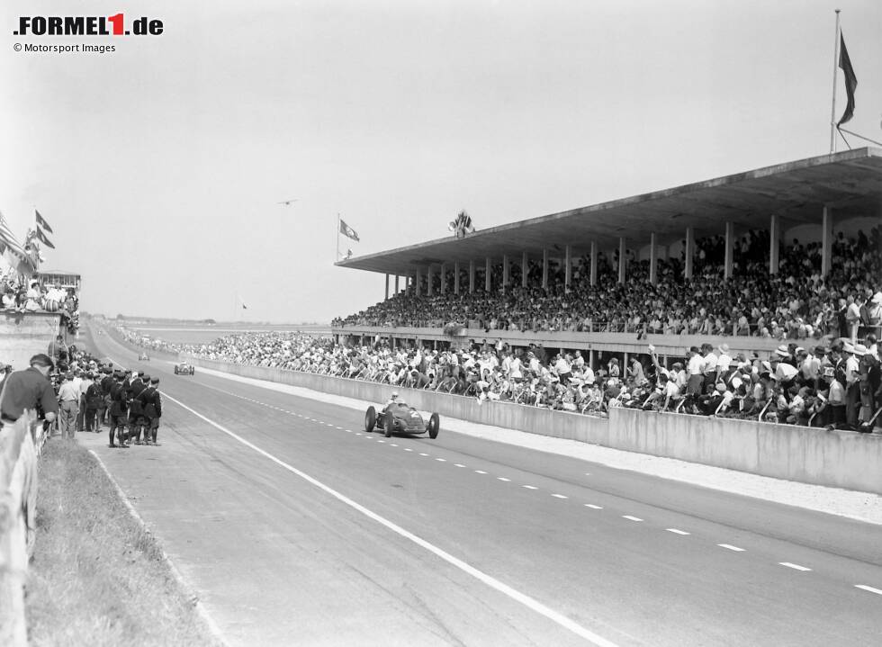 Foto zur News: Als 1950 die Formel 1 in ihre erste Saison geht, ist auch Frankreich mit von der Partie. In Reims-Gueux in der Champagne siegt Juan Manuel Fangio (Alfa Romeo) in dem nach Wegstrecke längsten je von der Formel 1 bestrittenen Rennen: 500,160 Kilometer, zurückgelegt in 2:57:58,8 Stunden.