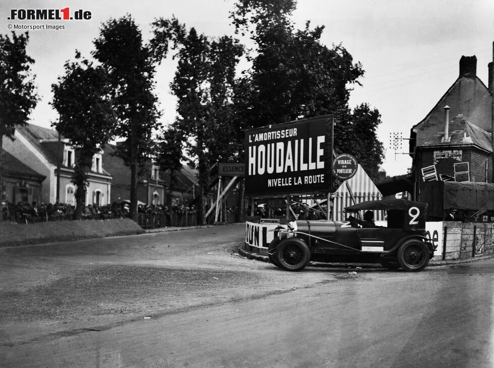 Foto zur News: Nach dem ersten Weltkrieg gibt es im weitgehend zerstörten Frankreich kaum Rennen, doch ab den Zwanzigerjahren werden an später legendären Orten wie Le Mans, Le Castellet, Pau, Dijon-Prenois, Rouen-Les-Essart und Magny-Cours wieder Rennen auf öffentlichen Straßen gefahren. Der Mythos Bugatti wird geboren.