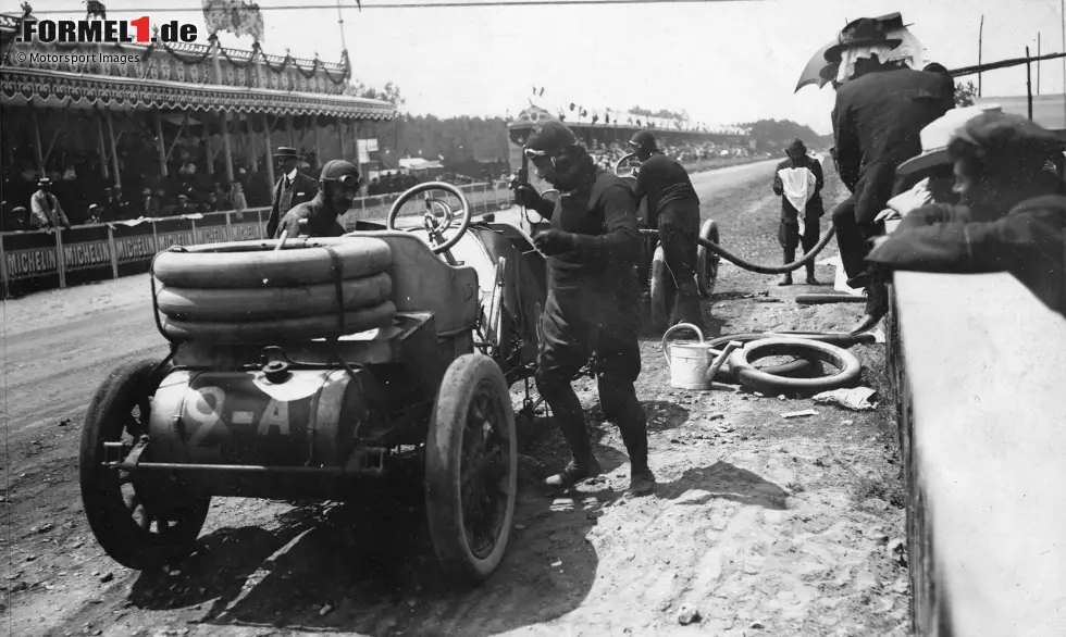 Foto zur News: Nicht Großbritannien, sondern Frankreich ist die Wiege des Grand-Prix-Sports: Am 26. Juni 1906 findet in Dieppe in der Normandie ein erstes Rundstrecken-Rennen als Teil einer Serie mit Gesamtwertung - also der erste Große Preis überhaupt - statt. 32 Wagen sind am Start und es geht um 45.000 Franc, dem Gegenwert von 13 Kilogramm Gold.