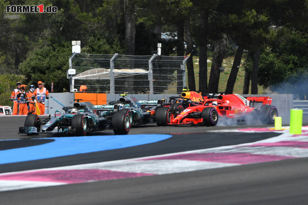 Foto zur News: Vettel will innen Bottas doch noch ausbremsen, blockiert aber die Reifen und rutscht in den Finnen hinein.