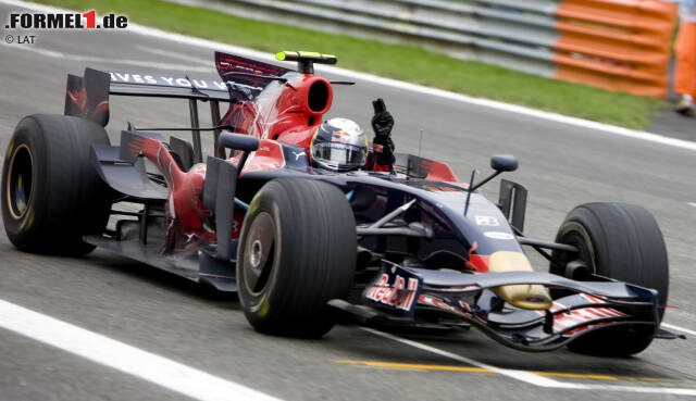 Foto zur News: 2008: "Julie" ist das erste seiner Formel-1-Autos, das Sebastian Vettel "tauft". Er gewinnt mit dem Toro-Rosso-Ferrari STR3 sensationell den Grand Prix von Italien in Monza, eine denkwürdige Regenschlacht. Acht Jahre lang (bis Max Verstappen) bleibt Vettel (damals 21) jüngster Grand-Prix-Sieger aller Zeiten.