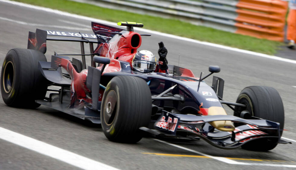 Foto zur News: 2008: &quot;Julie&quot; ist das erste seiner Formel-1-Autos, das Vettel &quot;tauft&quot;. Er gewinnt mit dem Toro-Rosso-Ferrari STR3 sensationell den Grand Prix von Italien in Monza, eine denkwürdige Regenschlacht. Acht Jahre lang (bis Max Verstappen) bleibt Vettel (damals 21) jüngster Grand-Prix-Sieger aller Zeiten.