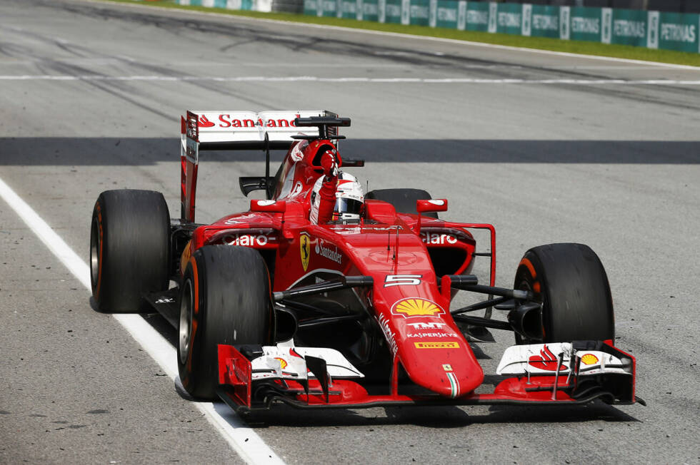 Foto zur News: 2015: Gleich beim zweiten Rennen in Sepang feiert Vettel seinen ersten Ferrari-Sieg. Das Auto nennt er &quot;Eva&quot;. Warum, bleibt ein Geheimnis. Mit einem biblisch-schönen Einstand bei der Scuderia wird&#039;s nichts: Vettel gewinnt zwar drei Rennen und wird WM-Dritter, gegen Mercedes hat er aber keine Chance.