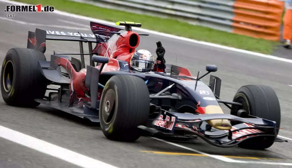 Foto zur News: 2008: &quot;Julie&quot; ist das erste seiner Formel-1-Autos, das Vettel &quot;tauft&quot;. Er gewinnt mit dem Toro-Rosso-Ferrari STR3 sensationell den Grand Prix von Italien in Monza, eine denkwürdige Regenschlacht. Acht Jahre lang (bis Max Verstappen) bleibt Vettel (damals 21) jüngster Grand-Prix-Sieger aller Zeiten.