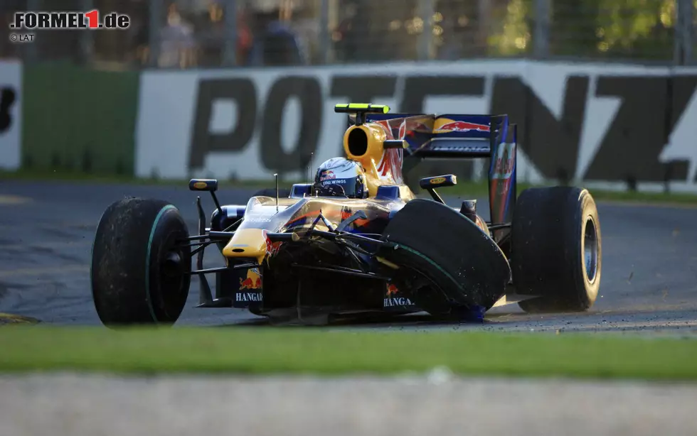 Foto zur News: 2009: Vettel nennt den Red-Bull-Renault liebevoll &quot;Kate&quot;, zerlegt das erste RB5-Chassis aber gleich beim Saisonauftakt in Melbourne. Das zweite Chassis, &quot;Kate&#039;s dirty Sister&quot; (Kates schmutzige Schwester), wird ihn zu vier Grand-Prix-Siegen und dem zweiten Platz in der Weltmeisterschaft tragen.