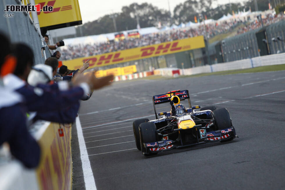 2011: Es geht weiter in der gleichen Tonart: Auch 2011 gewinnt Vettel den WM-Titel, diesmal mit einem Red-Bull-Renault RB7. Name: "Kinky Kylie", benannt nach Popstar Kylie Minogue. Vettel gewinnt elf Saisonrennen und feiert den Titel bereits beim fünftletzten Grand Prix. 2011: Es geht weiter in der gleichen Tonart: Auch 2011 gewinnt Vettel den WM-Titel, diesmal mit einem Red-Bull-Renault RB7. Name: "Kinky Kylie", benannt nach Popstar Kylie Minogue. Vettel gewinnt elf Saisonrennen und feiert den Titel bereits beim fünftletzten Grand Prix.
