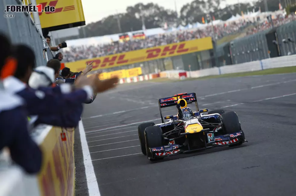 Foto zur News: 2011: Es geht weiter in der gleichen Tonart: Auch 2011 gewinnt Vettel den WM-Titel, diesmal mit einem Red-Bull-Renault RB7. Name: &quot;Kinky Kylie&quot;, benannt nach Popstar Kylie Minogue. Vettel gewinnt elf Saisonrennen und feiert den Titel bereits beim fünftletzten Grand Prix.