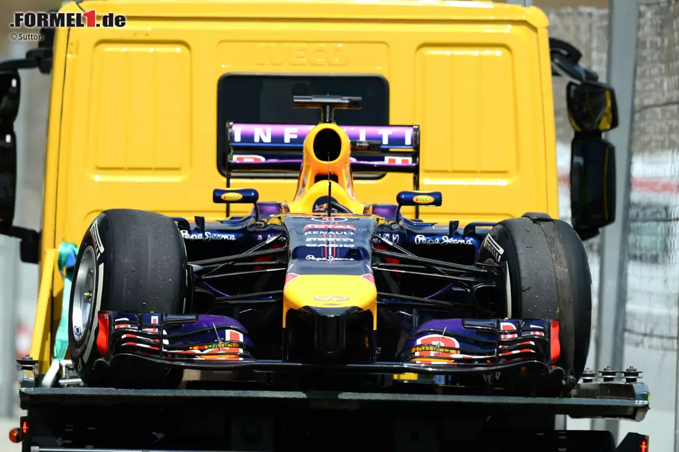 Foto zur News: 2014: Für &quot;Suzie&quot;, die ebenfalls bei einem Grillabend mit dem Team in Melbourne &quot;getauft&quot; wird, gibt es kein Vorbild. Der Red-Bull-Renault bringt Vettel kein Glück und keinen einzigen Sieg. Weshalb im Paddock ein anderer Spitzname kursiert: &quot;are beaten&quot; (&quot;werden geschlagen&quot;), was sich im Englischen gleich ausgesprochen wird wie RB10.