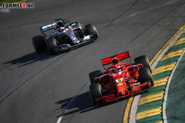 Foto zur News: Australien: Perfekter Saisonauftakt für Vettel, der von einem Taktikfehler der Mercedes-Mannschaft profitiert, Hamilton hinter sich hält und erstaunlich souverän gewinnt. Realer Punktestand: 25:18 für Vettel gegen Hamilton. Fehlerbereinigt: 25:18.