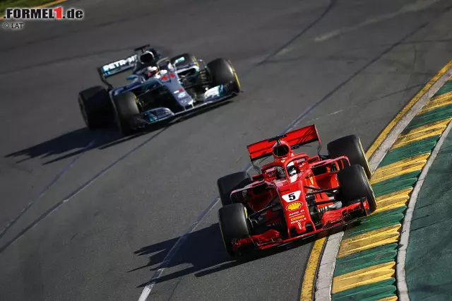 Foto zur News: Australien: Perfekter Saisonauftakt für Vettel, der von einem Taktikfehler der Mercedes-Mannschaft profitiert, Hamilton hinter sich hält und erstaunlich souverän gewinnt. Realer Punktestand: 25:18 für Vettel gegen Hamilton. Fehlerbereinigt: 25:18.