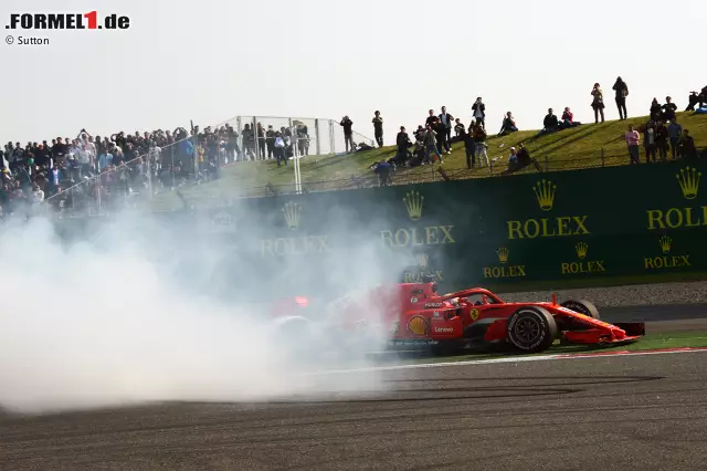 China: Ferrari fällt auf einen Mercedes-Undercut mit Bottas herein, was Vettel die Führung kostet und ein Katastrophenrennen auslöst, das mit einem Abschuss durch Verstappen endet. Selbst wenn es gegen die clevere Red-Bull-Taktik nicht gereicht hätte, wäre Platz drei drin gewesen. Realer Punktestand: 54:45. Fehlerbereinigt: 65:41. Foto zur News: China: Ferrari fällt auf einen Mercedes-Undercut mit Bottas herein, was Vettel die Führung kostet und ein Katastrophenrennen auslöst, das mit einem Abschuss durch Verstappen endet. Selbst wenn es gegen die clevere Red-Bull-Taktik nicht gereicht hätte, wäre Platz drei drin gewesen. Realer Punktestand: 54:45. Fehlerbereinigt: 65:41.