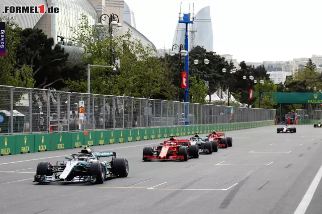 Aserbaidschan: Vettel greift nach einer Safety-Car-Phase kurz vor Ende nach dem führenden Bottas, verschätzt sich aber und fällt mit durchgebremstem Vorderrad auf Platz vier. Dass der Finne mit Reifenschaden ausfallen würde und er am Sieg schnuppert, erfährt er erst später. Realer Punktestand: 66:70. Fehlerbereinigt: 90:59. Foto zur News: Aserbaidschan: Vettel greift nach einer Safety-Car-Phase kurz vor Ende nach dem führenden Bottas, verschätzt sich aber und fällt mit durchgebremstem Vorderrad auf Platz vier. Dass der Finne mit Reifenschaden ausfallen würde und er am Sieg schnuppert, erfährt er erst später. Realer Punktestand: 66:70. Fehlerbereinigt: 90:59.