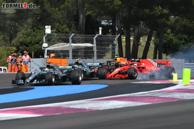 Frankreich: Die erste von vier Kollisionen hat Vettel, als er nach dem Start übermotiviert in Bottas rauscht und sich den Frontflügel demoliert. Dazu hagelt es eine Fünf-Sekunden-Strafe und er wird nur Fünfter. Mercedes ist für Ferrari zu schnell, aber Platz drei war allemal möglich. Realer Punktestand: 131:145. Fehlerbereinigt: 163:124. Foto zur News: Frankreich: Die erste von vier Kollisionen hat Vettel, als er nach dem Start übermotiviert in Bottas rauscht und sich den Frontflügel demoliert. Dazu hagelt es eine Fünf-Sekunden-Strafe und er wird nur Fünfter. Mercedes ist für Ferrari zu schnell, aber Platz drei war allemal möglich. Realer Punktestand: 131:145. Fehlerbereinigt: 163:124.
