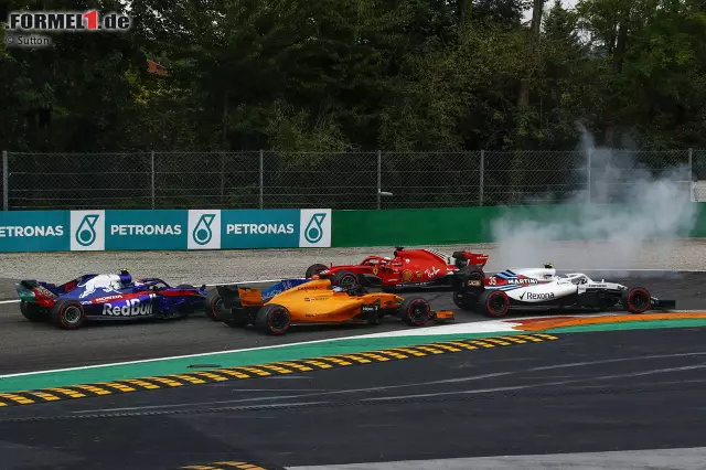 Italien: Beim Ferrari-Heimspiel in Monza ist Vettel wieder übermotiviert und kollidiert kurz nach dem Start mit Hamilton. Er dreht sich und fällt zurück, holt aber noch Platz vier. Da Ferrari im Qualifying schneller gewesen ist: verschenkter Sieg, der an Hamilton geht. Realer Punktestand: 226:256. Fehlerbereinigt: 308:225. Foto zur News: Italien: Beim Ferrari-Heimspiel in Monza ist Vettel wieder übermotiviert und kollidiert kurz nach dem Start mit Hamilton. Er dreht sich und fällt zurück, holt aber noch Platz vier. Da Ferrari im Qualifying schneller gewesen ist: verschenkter Sieg, der an Hamilton geht. Realer Punktestand: 226:256. Fehlerbereinigt: 308:225.