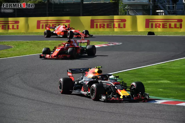 ... im Rennen fegt er nach vorne, attackiert jedoch Verstappen viel zu wild. Vettel dreht sich erneut und fällt an das Ende des Feldes zurück. Mit havariertem Auto rettet er Rang sechs, hätte aber locker als Dritter hinter den Mercedes ins Ziel kommen können. Realer Punktestand: 264:331. Fehlerbereinigt: 359:300. Foto zur News: ... im Rennen fegt er nach vorne, attackiert jedoch Verstappen viel zu wild. Vettel dreht sich erneut und fällt an das Ende des Feldes zurück. Mit havariertem Auto rettet er Rang sechs, hätte aber locker als Dritter hinter den Mercedes ins Ziel kommen können. Realer Punktestand: 264:331. Fehlerbereinigt: 359:300.