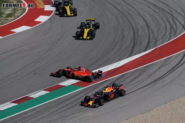USA: Im Training fährt Vettel bei roter Flagge zu schnell und wird um drei Plätze zurückversetzt. Im Rennen greift er auf dem Weg nach vorne Ricciardo an, kollidiert und kreiselt abermals. Der sichere Sieg im schnellsten Auto ist verbockt, Platz vier kein Trost. Realer Punktestand: 276:346. Fehlerbereinigt: 384:312. Foto zur News: USA: Im Training fährt Vettel bei roter Flagge zu schnell und wird um drei Plätze zurückversetzt. Im Rennen greift er auf dem Weg nach vorne Ricciardo an, kollidiert und kreiselt abermals. Der sichere Sieg im schnellsten Auto ist verbockt, Platz vier kein Trost. Realer Punktestand: 276:346. Fehlerbereinigt: 384:312.