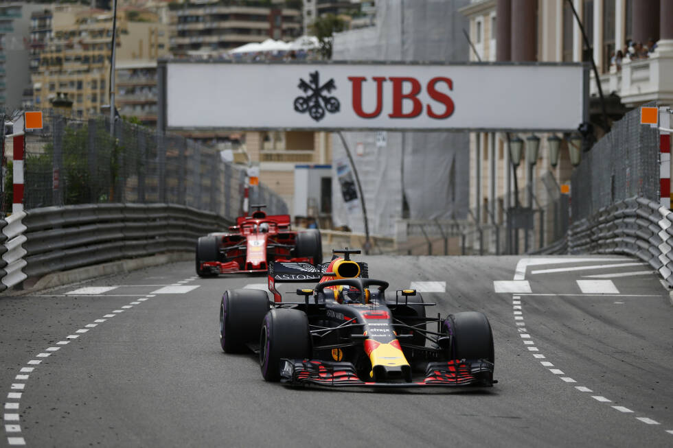 Foto zur News: Monaco: Daniel Ricciardo ist trotz defektem Antriebsstrang nicht zu schlagen, ein tadelloser Vettel wird Zweiter. Realer Punktestand: 96:110. Fehlerbereinigt: 123:99.