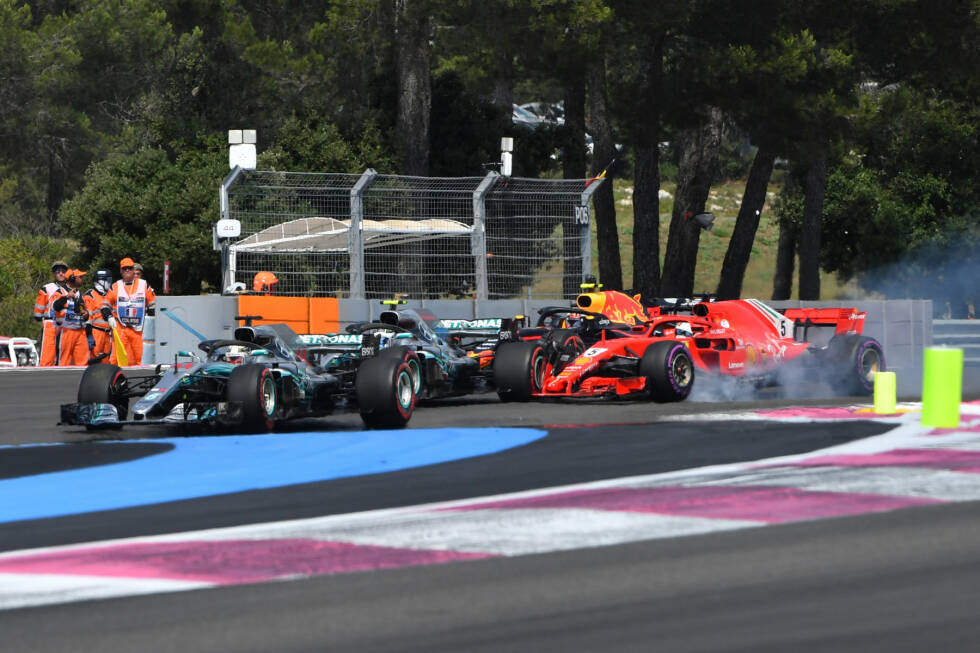 Foto zur News: Frankreich: Die erste von vier Kollisionen hat Vettel, als er nach dem Start übermotiviert in Bottas rauscht und sich den Frontflügel demoliert. Dazu hagelt es eine Fünf-Sekunden-Strafe und er wird nur Fünfter. Mercedes ist für Ferrari zu schnell, aber Platz drei war allemal möglich. Realer Punktestand: 131:145. Fehlerbereinigt: 163:124.