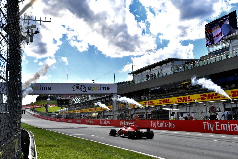 Foto zur News: Österreich: Vettel wird drei Plätze zurückversetzt, weil er Sainz im Qualifying behindert hat, profitiert im Rennen aber von einem Mercedes-Taktikfehler und einem Ausfall Hamiltons. Verstappen, vor dem Vettel ohne die Strafe gestartet wäre, gewinnt. Der Sieg wäre drin gewesen. Realer Punktestand: 146:145. Fehlerbereinigt: 188:124.
