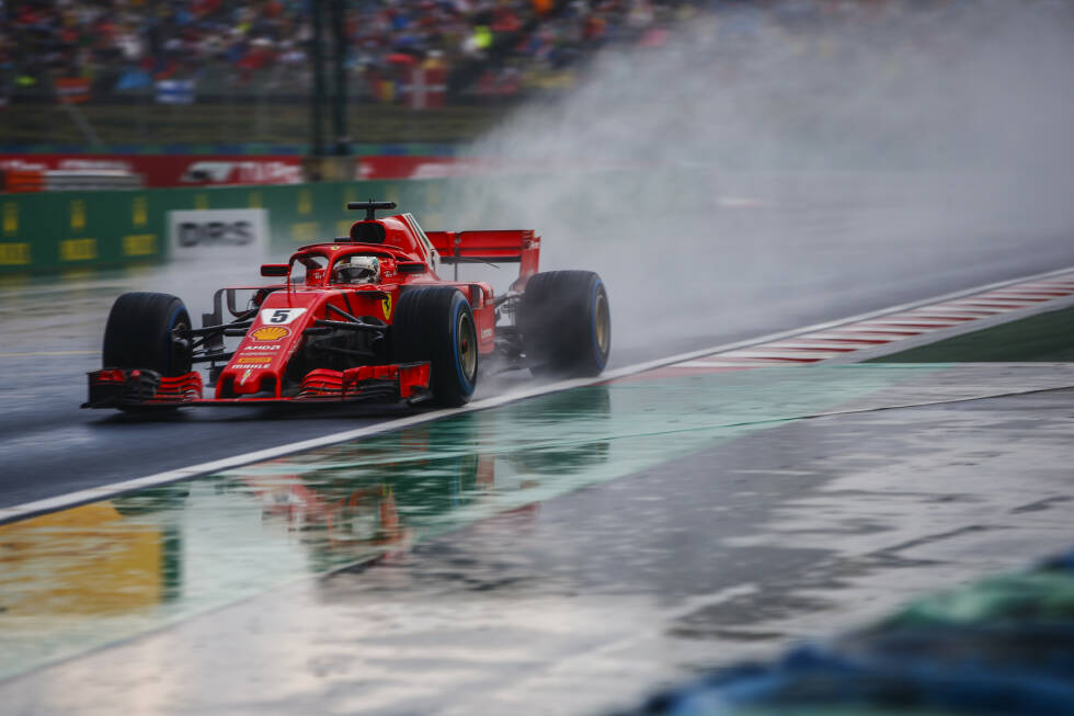 Foto zur News: Ungarn: Im Qualifying verhindert starker Regen eine mögliche Ferrari-Pole, im Rennen ist Hamilton zu clever. Ein verpatzter Boxenstopp bedeutet für Vettel , dass er lange hinter Bottas hängt und an der Spitze nicht mehr angreifen kann. Er wird nur Zweiter. Realer Punktestand: 189:213. Fehlerbereinigt: 258:185.