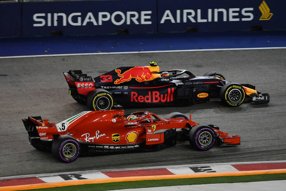 Foto zur News: Singapur: Ein Mauerkuss im Training beschert Vettel einen verkorksten Start in das Wochenende, gegen Hamilton wäre aber auch mit besserem Set-up kein Kraut gewachsen. Dass Verstappen vor ihm landet und er nur Dritter wird, ist aber einem Taktikfehler geschuldet. Realer Punktestand: 241:281. Fehlerbereinigt: 326:250.