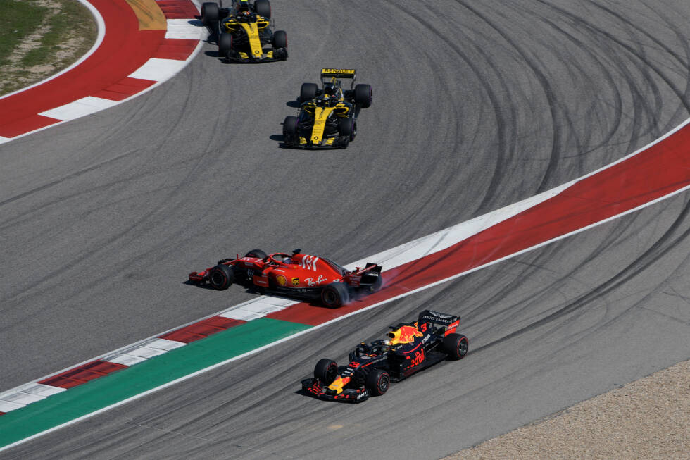 Foto zur News: USA: Im Training fährt Vettel bei roter Flagge zu schnell und wird um drei Plätze zurückversetzt. Im Rennen greift er auf dem Weg nach vorne Ricciardo an, kollidiert und kreiselt abermals. Der sichere Sieg im schnellsten Auto ist verbockt, Platz vier kein Trost. Realer Punktestand: 276:346. Fehlerbereinigt: 384:312.