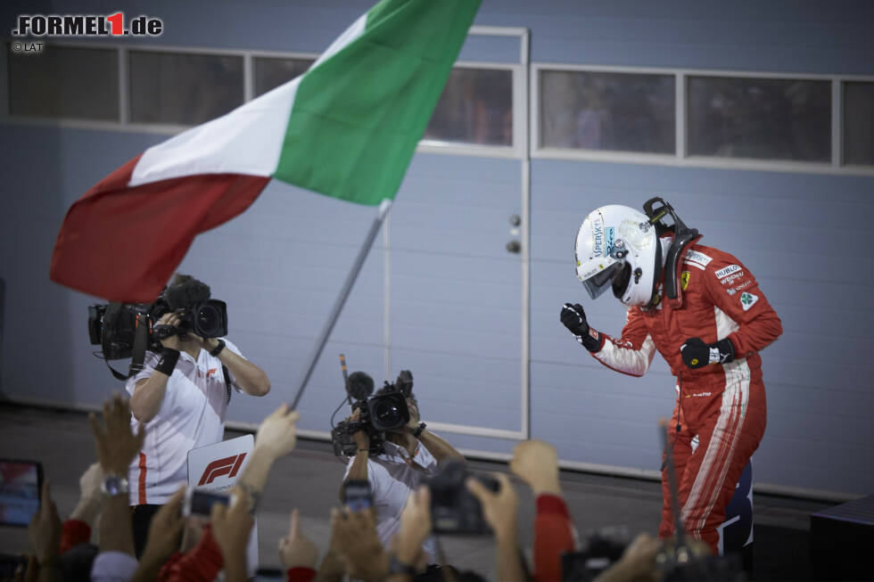 Foto zur News: Bahrain: Wieder lässt Vettel nichts anbrennen, diesmal auch mit dem klar schnellsten Auto. Dass Ferrari bei Räikkönens Boxenstopp patzt, sich ein Mechaniker verletzt und der Finne aufgeben muss, verhilft Hamilton zu Platz drei. Realer Punktestand: 50:33. Fehlerbereinigt: 50:31.