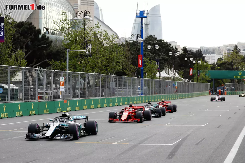 Foto zur News: Aserbaidschan: Vettel greift nach einer Safety-Car-Phase kurz vor Ende nach dem führenden Bottas, verschätzt sich aber und fällt mit durchgebremstem Vorderrad auf Platz vier. Dass der Finne mit Reifenschaden ausfallen würde und er am Sieg schnuppert, erfährt er erst später. Realer Punktestand: 66:70. Fehlerbereinigt: 90:59.