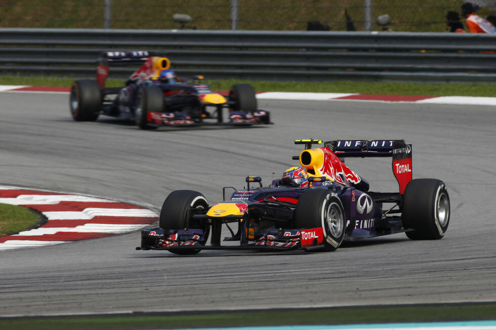 Foto zur News: &quot;Multi 21&quot; - Zum dritten Mal erwischt es Mark Webber. Der Australier führt in Malaysia 2013 vor Vettel. Von der Box kommt die Anweisung, die Positionen zu halten. Vettel attackiert seinen Teamkollegen trotzdem und gewinnt das Rennen. Webber ist anschließend stinksauer auf den Deutschen.