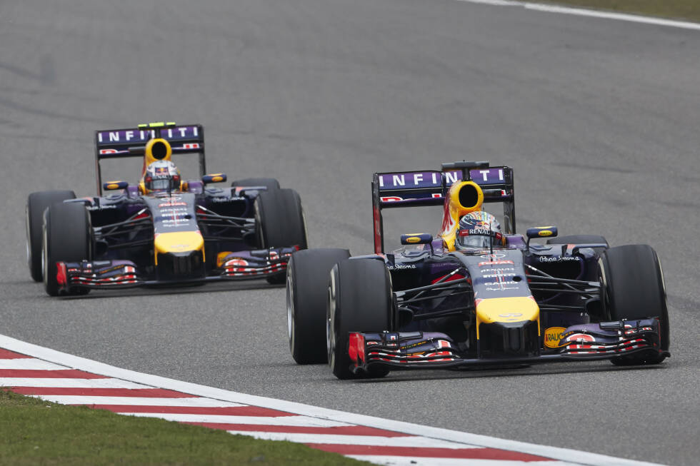 Foto zur News: &quot;Tough luck&quot; - Mit dem Beginn der Hybrid-Ära läuft es bei Vettel und Red Bull 2014 nicht mehr. Als er in China aufgefordert wird, für seinen neuen Teamkollegen Daniel Ricciardo Platz zu machen, weigert er sich zunächst. Seine Reaktion: &quot;Tough luck!&quot; Auf Deutsch: &quot;Pech gehabt!&quot; Am Ende des Jahres verlässt Vettel Red Bull Richtung Ferrari.