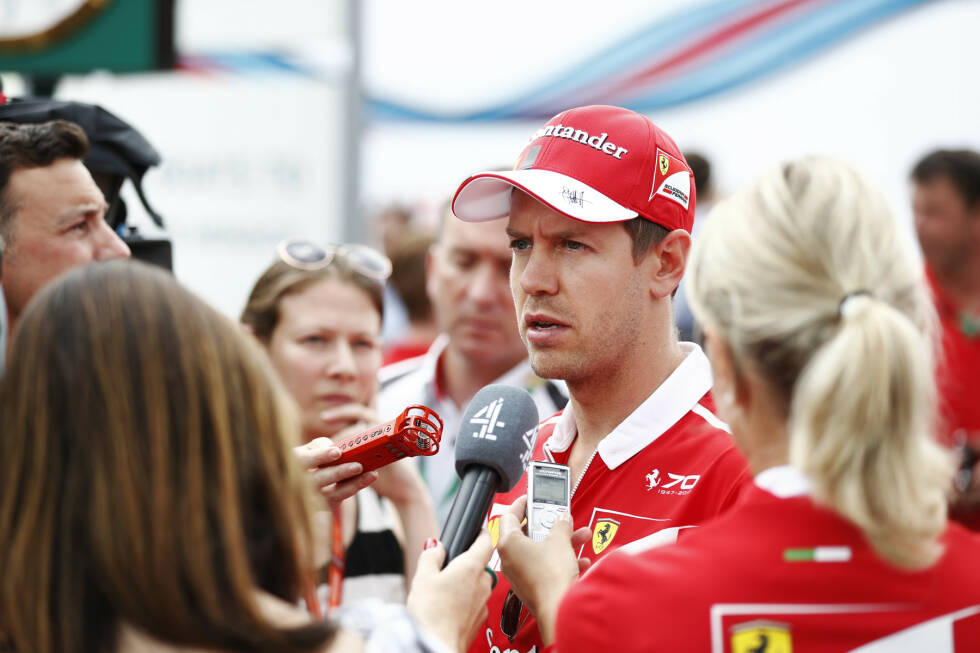 Foto zur News: Einige fordern nach dem Zwischenfall eine Rennsperre, doch Vettel hat Glück: Er kommt mit einer Stop-and-Go-Strafe und einige &quot;Sozialstunden&quot; für die FIA davon - und erneut ist eine öffentliche Entschuldigung fällig. &quot;Ich habe realisiert, dass ich kein gutes Beispiel abgegeben habe&quot;, gelobt er in Zukunft Besserung.