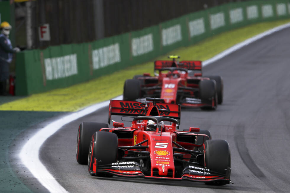Foto zur News: &quot;Ferrari-Crash&quot; - 2019 bekommt es Vettel bei Ferrari mit einem neuen Teamkollegen zu tun. Youngster Charles Leclerc macht dem viermaligen Weltmeister das Leben schwer, und nachdem es intern immer mal wieder brodelt, warten alle nur darauf, wann es zum ersten Mal kracht. In Brasilien ist es soweit. Beide fallen aus.